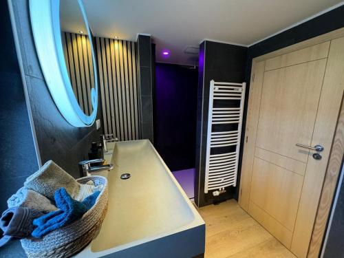 Postel nebo postele na pokoji v ubytování Gite Premium au grenier de l'Ours