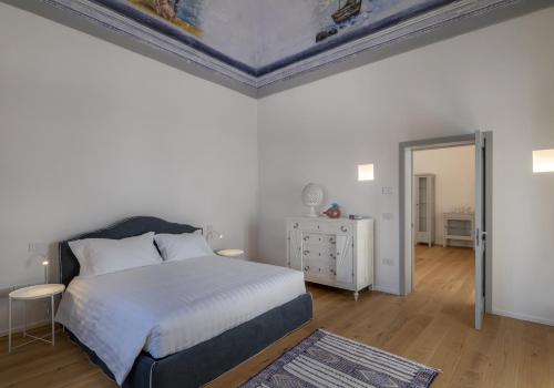 a bedroom with a bed and a painting on the ceiling at Dimora Bianca Aurora in Ortelle