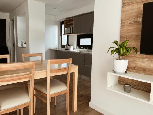 a kitchen and dining room with a table and chairs at Depto Mili - Depto para 4 px macrocentro con cochera - Hola Sur in Mar del Plata