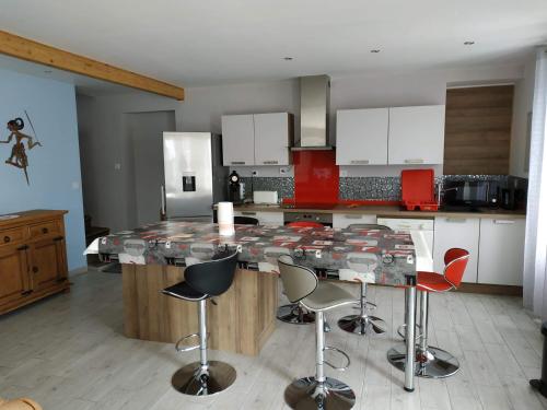 een keuken met een aanrecht met krukken erin bij Maison Noyarey in Noyarey