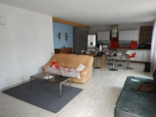 un salon avec un canapé et une table dans l'établissement Maison Noyarey, à Noyarey