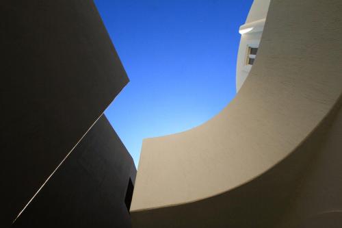 a view of the sky from between two buildings at West East Suites in Imerovigli