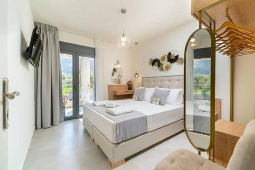 Ένα ή περισσότερα κρεβάτια σε δωμάτιο στο Mellies Suites