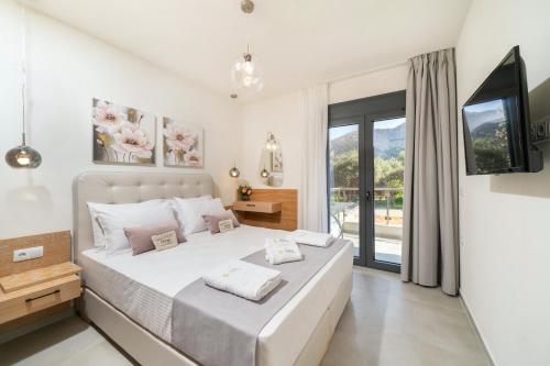 Ένα ή περισσότερα κρεβάτια σε δωμάτιο στο Mellies Suites