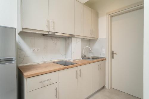 Η κουζίνα ή μικρή κουζίνα στο Mellies Suites