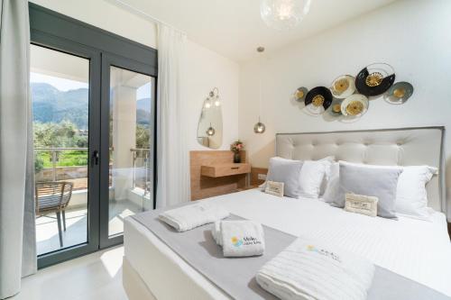 Ένα ή περισσότερα κρεβάτια σε δωμάτιο στο Mellies Suites
