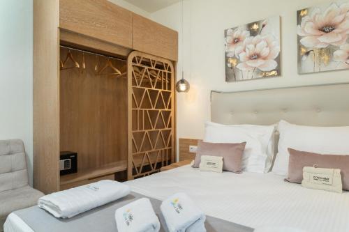 Ένα ή περισσότερα κρεβάτια σε δωμάτιο στο Mellies Suites