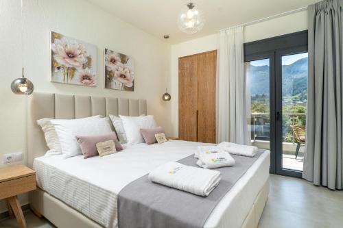 Ένα ή περισσότερα κρεβάτια σε δωμάτιο στο Mellies Suites
