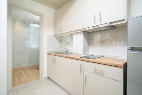 Η κουζίνα ή μικρή κουζίνα στο Mellies Suites