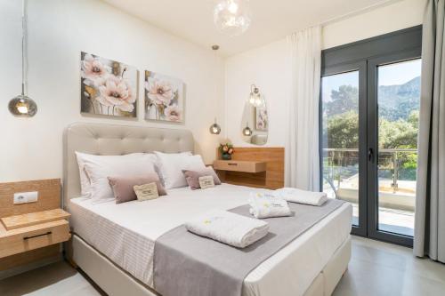 Ένα ή περισσότερα κρεβάτια σε δωμάτιο στο Mellies Suites