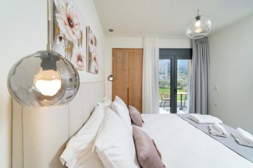 Ένα ή περισσότερα κρεβάτια σε δωμάτιο στο Mellies Suites