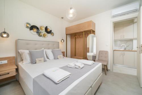 Ένα ή περισσότερα κρεβάτια σε δωμάτιο στο Mellies Suites