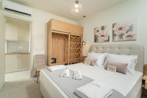 Ένα ή περισσότερα κρεβάτια σε δωμάτιο στο Mellies Suites