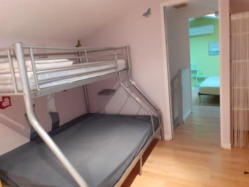 Ce lit superposé se trouve dans une petite chambre dotée de lits superposés. dans l'établissement T3 duplex calme à la Timone, à Marseille
