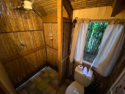 NaranjoにあるCasa del Arbol Feel Goodのトイレと窓のある小さなバスルーム