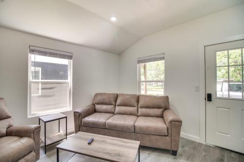 Un lugar para sentarse en Close to Lake Grove Cabin with Shared Fire Pit!