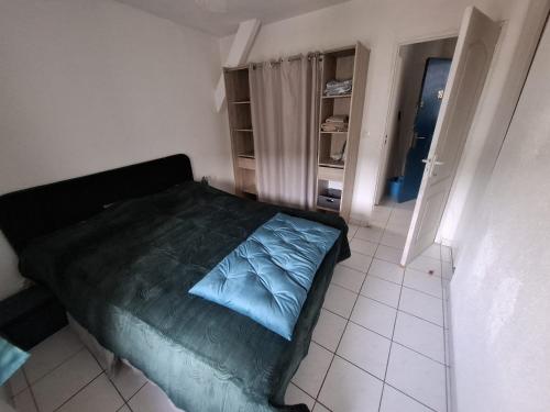 une chambre avec un lit et un sol carrelé dans l'établissement T2 le terminus, face gare , wifi, à Agen