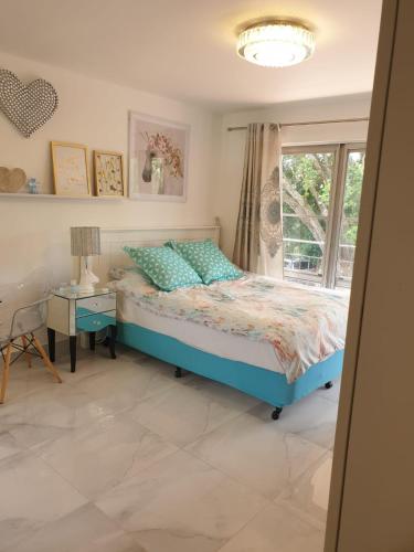 a bedroom with a bed and a window at Cute comfortable, quiet studio 11 with Carpark in Auckland