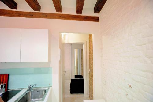 eine Küche mit einem Waschbecken und einer weißen Wand in der Unterkunft Ca' di Paolo in Venedig