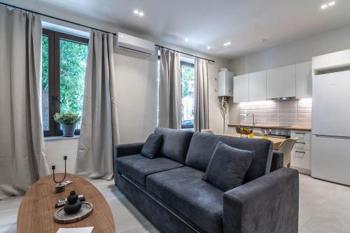 salon z kanapą i stołem w obiekcie LEGAS apartments w Atenach