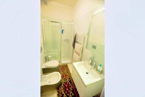 um banheiro com pia, vaso sanitário e chuveiro em Ca' Vittoria em Veneza