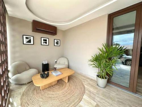 a living room with a table and two chairs at Departamento acogedor con vista al mar y alberca in Conchal