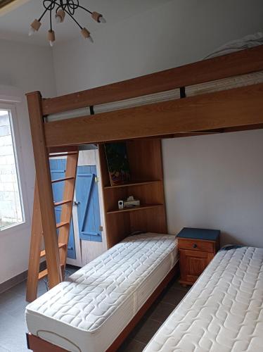 - une chambre avec des lits superposés en bois et une échelle dans l'établissement Gîte de Chalandray, à Brunoy