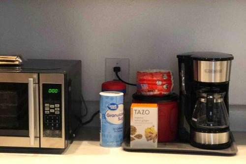 Kemudahan buat kopi dan teh di Mishas Cozy Haven