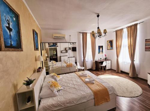 een slaapkamer met een groot bed en een bureau bij Cozy Apartment Old City Center - CAL3 in Boekarest