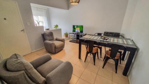 Ein Sitzbereich in der Unterkunft Alma Patagónica, Tu Departamento en el Centro