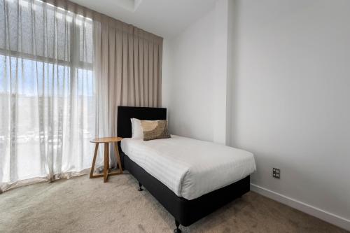 基督城Southwark Hotel & Apartments的带床和窗户的卧室