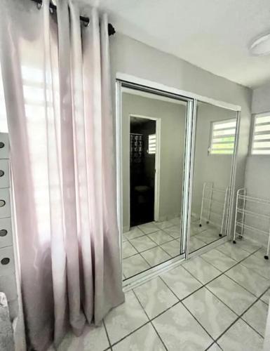 a bathroom with a shower curtain and a mirror at Pal Campo in Hucares