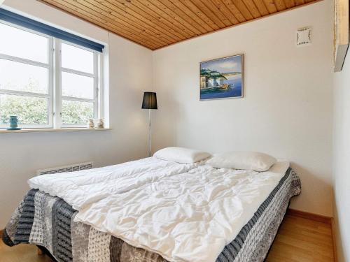 Postel nebo postele na pokoji v ubytování 4 person holiday home in Karrebaeksminde