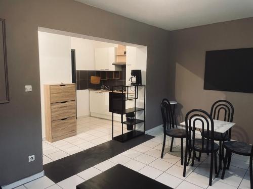 une cuisine et une salle à manger avec une table et des chaises dans l'établissement Casa Spagna, à Condé-sur-lʼEscaut