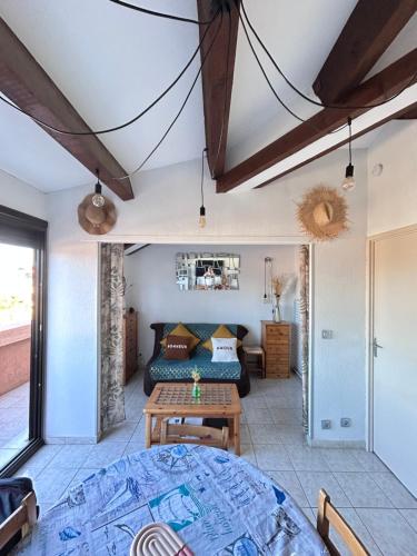 un salon avec un canapé et une table dans l'établissement Appartement à proximité de la plage, à Saint-Cyprien