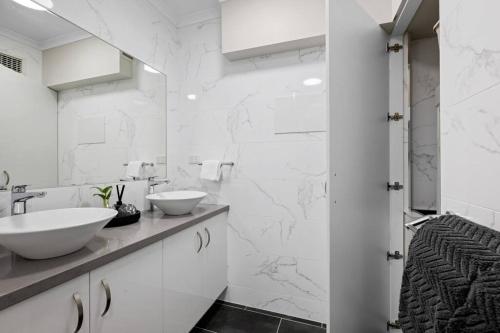Ένα μπάνιο στο Spacious, Central 2bed 2bath, newly renovated gem!