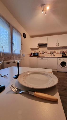 une assiette sur une table avec une fourchette et un verre à vin dans l'établissement Studio Centre Historique, à Vannes