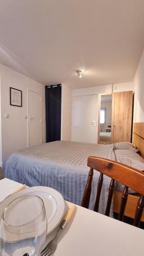 Cette chambre comprend un lit et une table avec une plaque de cuisson. dans l'établissement Studio Centre Historique, à Vannes