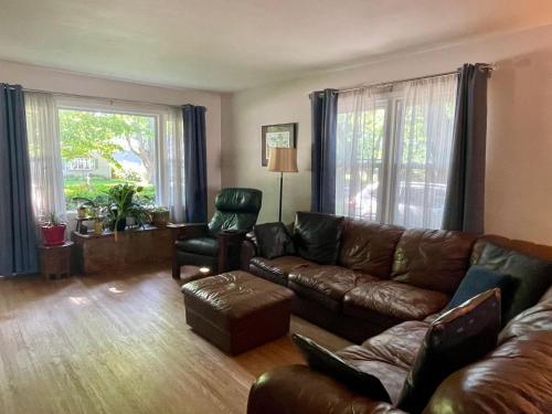 Ruang duduk di Spacious Ranch in a quiet area