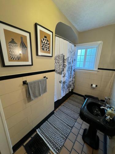 O baie la Downtown Russellville Home with Hot Tub