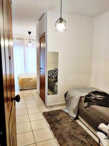 Elegant Central Studio with Balcony & WiFi Fiber