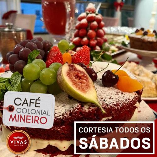 モンテシアンにあるVivas Hotel e Casaのケーキと果物