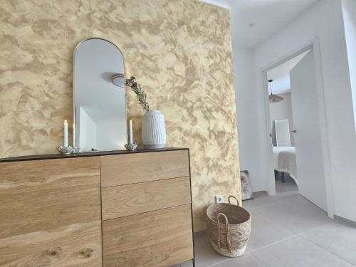 ein Badezimmer mit einer Kommode und einem Spiegel an der Wand in der Unterkunft Crystal Luxury Holidays, El Palm Mar in Tenerife South in Palm-mar