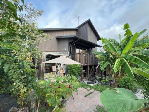 an exterior view of a house with an umbrella at yadoru-i-to-ko-to - Vacation STAY 14261 in Kikugawa