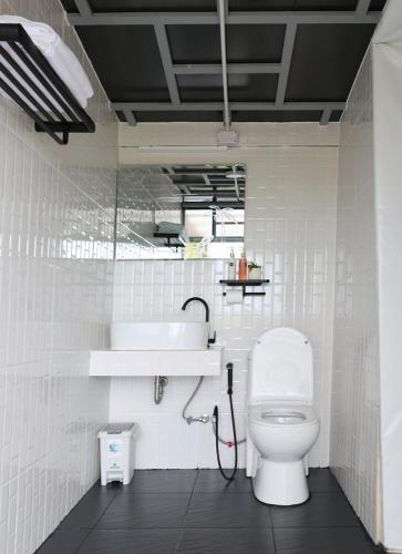 a bathroom with a toilet and a sink at Fulfield Cafe&Resort in Ban Wang Wa (1)