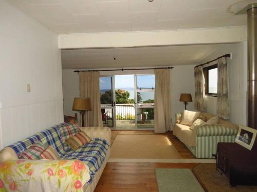 Ruang duduk di Rustic Charmer in Cable Bay