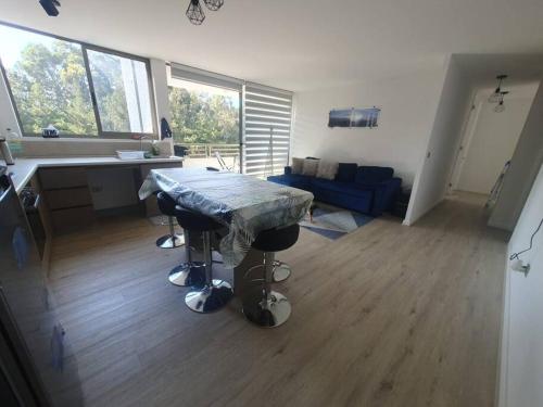a room with a desk and a table in a room at Punta Puyai Full equipo a pasos del mar in Papudo