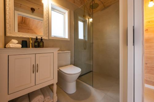 ein Badezimmer mit Toilette und Dusche in der Unterkunft Paroa Bay Winery in Russell