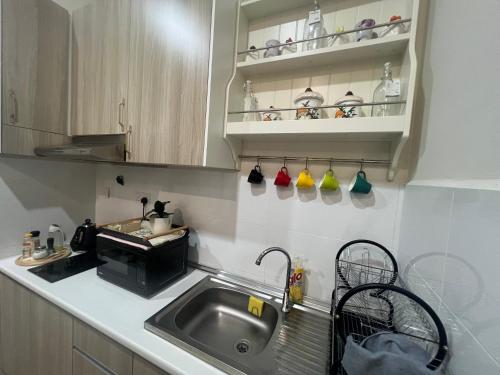 una cocina con fregadero y encimera en Sepang KLIA Studio by Impian SuiteHomestay, en Sepang
