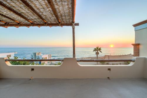 a view of the ocean from the balcony of a house at Villita tres vistas in El Pescadero